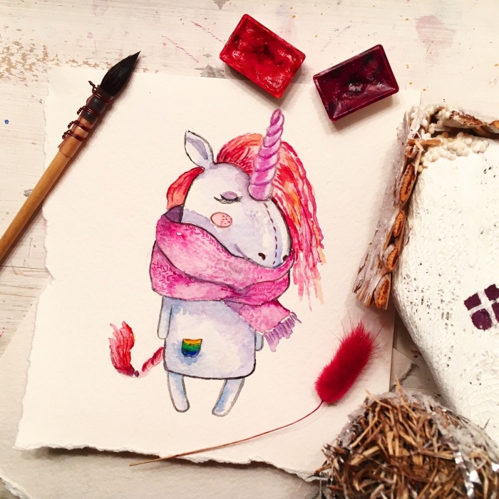 dessin d'automne avec une petite licorne portant une écharpe rose autour du cou avec crinière et queue aux nuances de rouge et violet