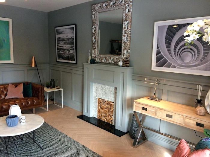 manteau cheminée décoratif simple gris vert avec cadre imitation tas de buches dans salon design rétro avec meubles créateur et cadres aux murs