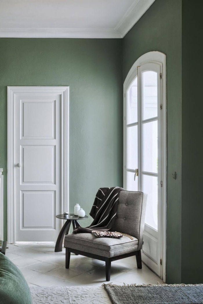 idée chambre de couleur vert d'eau ou vert gris, déco de chambre à coucher moderne aux murs vert pastel et plafond blanc