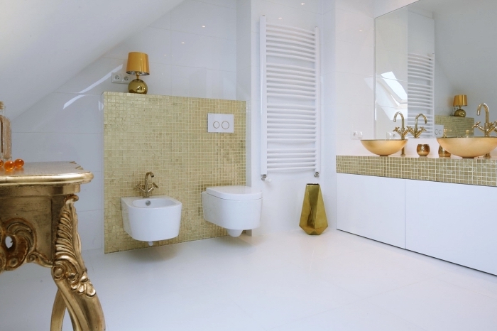 quelle faience salle de bain sous pente, exemple de design intérieur luxueux avec meubles et revêtement à finition dorée