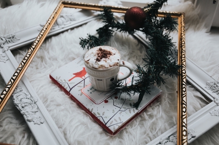 idée préparation chocolat chaud a l ancienne, objets de décoration pour ambiance cocooning, modèle de mug tasse de café aux motifs relief