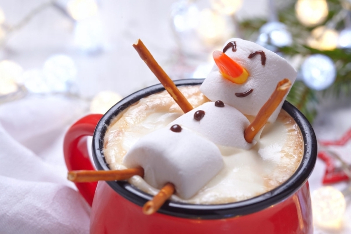 idée comment servir une boisson chaude de Noël, idée mug boisson chaude au chocolat fondu et crème fraîche avec guimauves