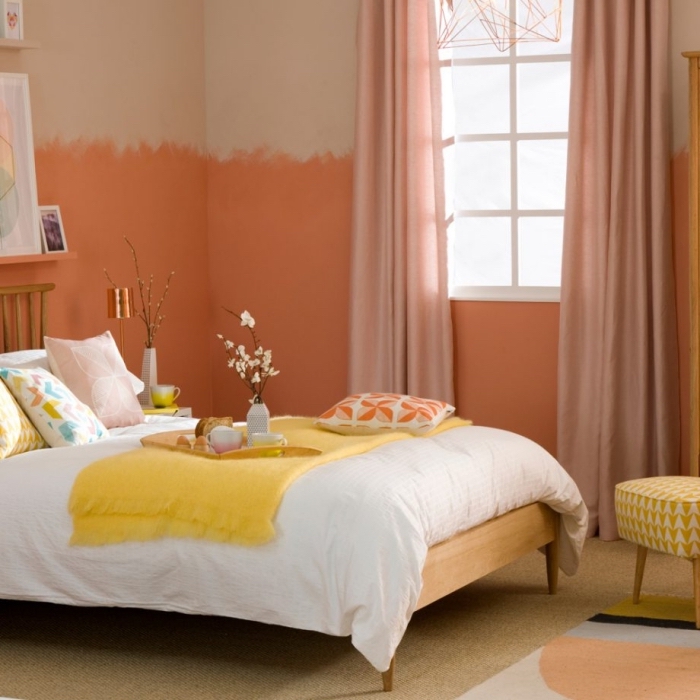 comment peindre les murs dans une pièce tendance 2019, coloris murs en orange et beige, accessoires de couleur jaune