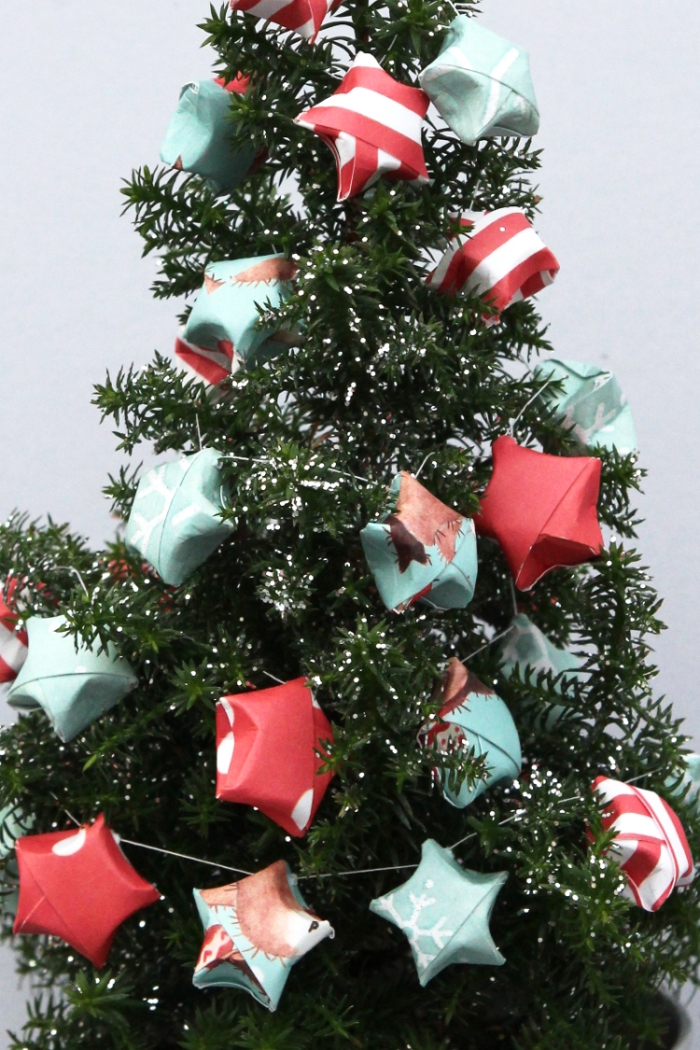 décoration de sapin aérienne et poétique de guirlande avec petites étoiles en origami, deco de noel maison réalisée à l'aide des techniques de pliage origami