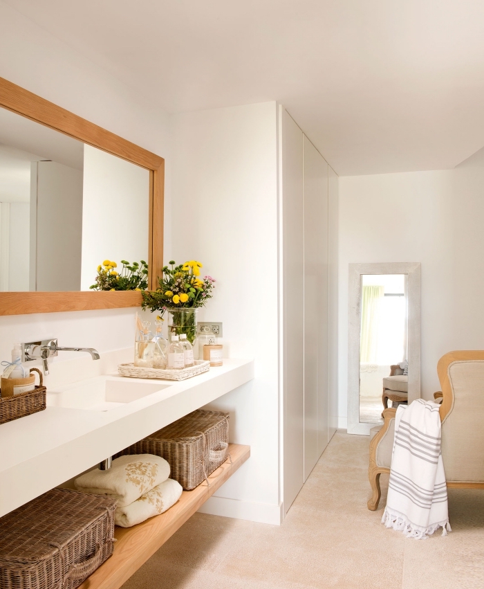 meuble salle de bain en blanc et bois, déco de salle de bain aux murs blancs avec meubles et objets en bois