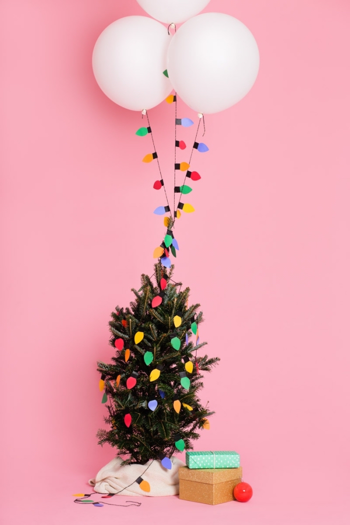 decoration de noel fait main pour réaliser une guirlande de ballons et de petites lampes colorées en papier, idée de décoration de sapin originale et facile à réaliser soi-même