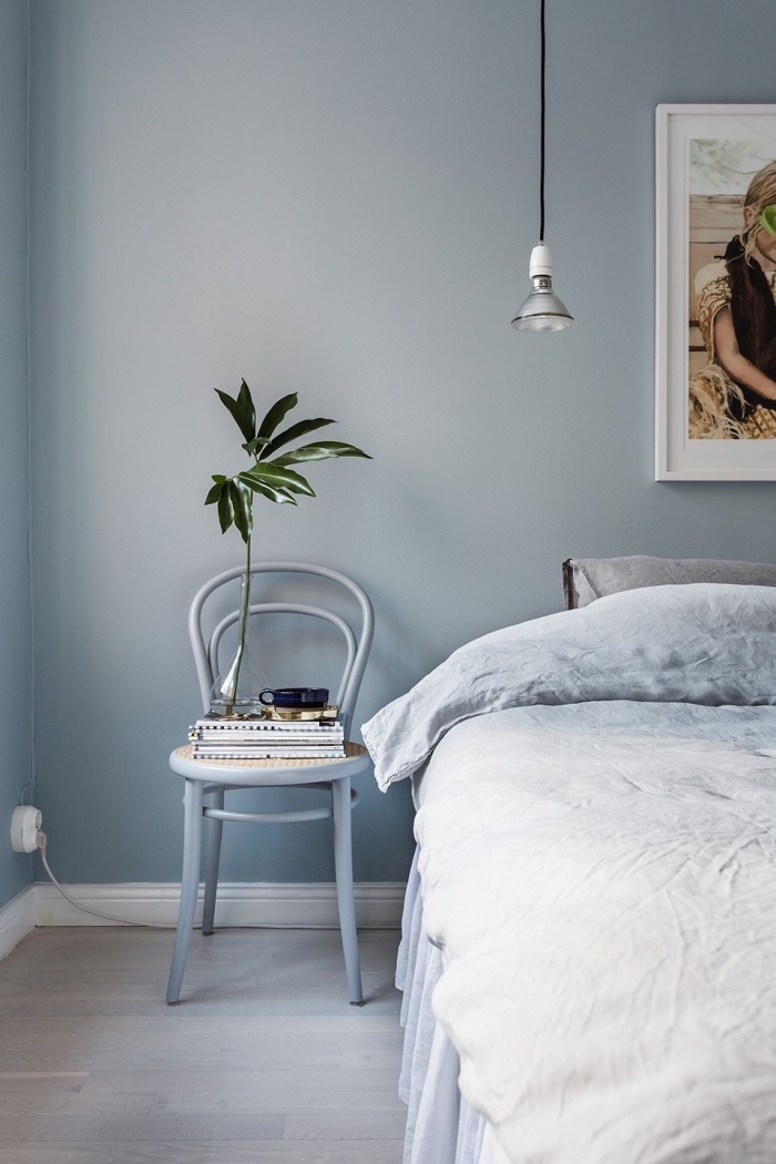 idée couleur chambre adulte de style minimaliste, décoration chambre à coucher aux murs pastel, coloris mural bleu pastel
