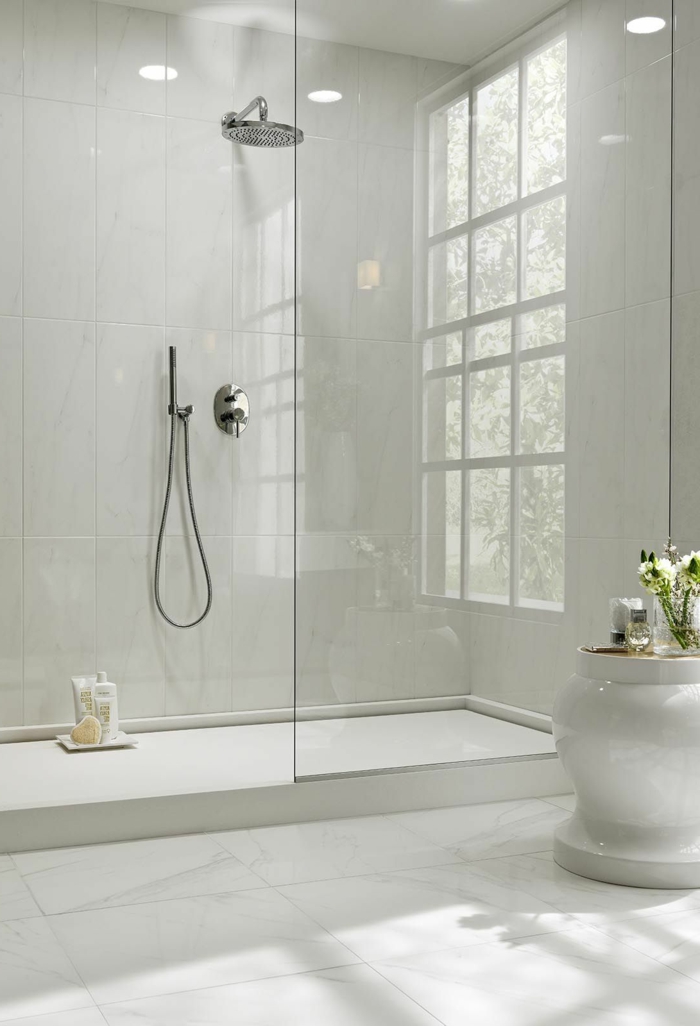 salle de bains blanche aux surfaces lisses, douche élégante, grand vase blanc, fenêtre, paroi et receveur de douche plat