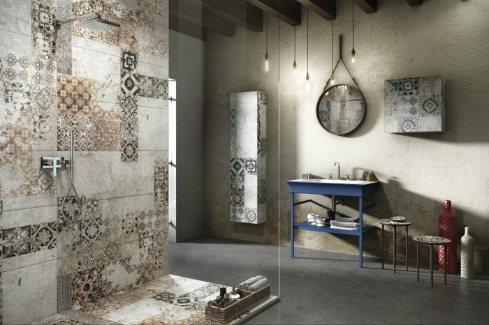 mur motifs carreaux de ciment, lampes ampoules, miroir rond, meuble vasque récup, poutres au plafond, miroir rond accroché