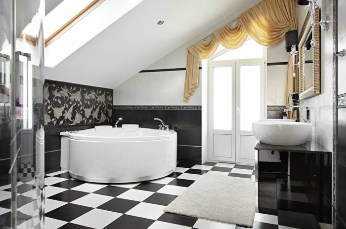 carrelage noir et blanc, baignoire blanche d'angle, rideaux beiges, meuble sous vasque noir, salle de bain rétro mansardée