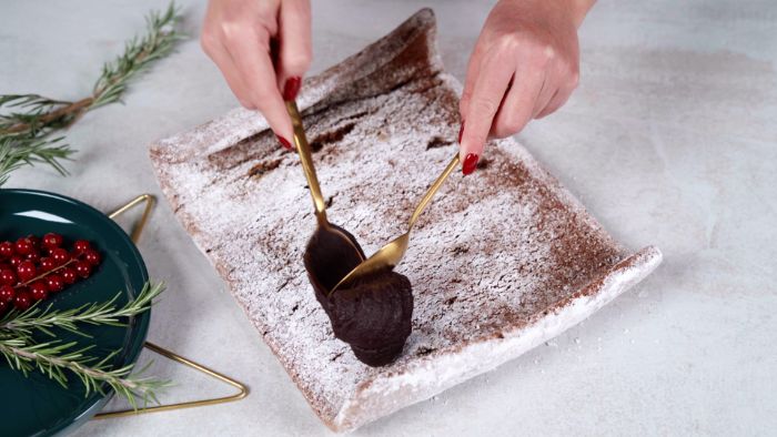 enduire le buche de noel de pate à noisettes recette buche chocolat original et facile a faire sans gluten healthy