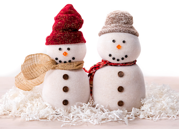 bonhomme de neige en chaussette blanche avec chapeau en chaussette, écharpe en tissu ou jute, strass et boutons pour décorer le corps, idee d activité manuelle maternelle