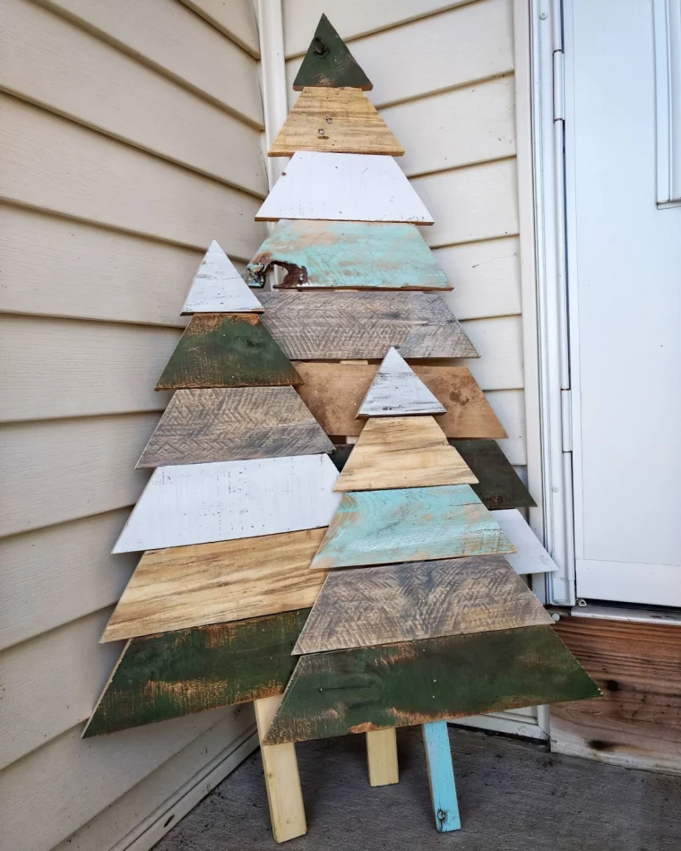 exterieur deco noel palette diy arbres tailles diffentes peinture pour bois
