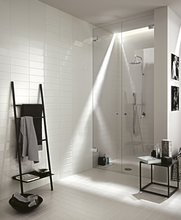 meuble salle de bain aménagée en blanc et noir, astuce rangement salle de bain avec échelle porte serviette noir mate