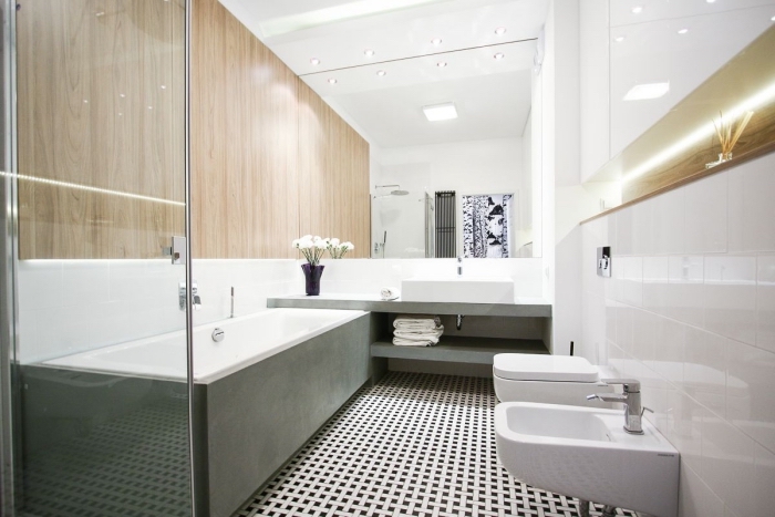 comment choisir le carrelage mural salle de bain, déco de salle de bain avec pan de mur à imitation bois, salle de bain moderne avec accents industriel