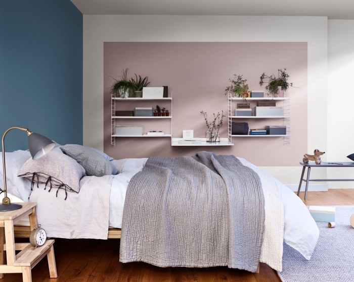quelle couleur pour une chambre tendance 2019, aménagement chambre moderne avec meubles en bois et plancher en bois foncé