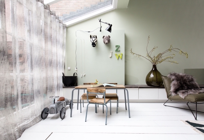 aménagement de salon vers la salle à manger aux murs vert pastel, idée couleur mur salon tendance 2019 vert pastel