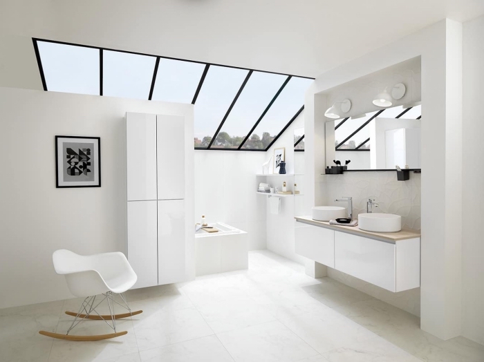 carrelage sdb blanc, comment aménager une salle de bain aux murs blancs avec meubles modernes à finition bois clair