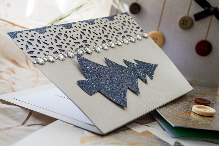 carte de noel scrapbooking, papier kraft personnalisé avec bordure aux motifs mandala et sapin découpé en papier pailletté