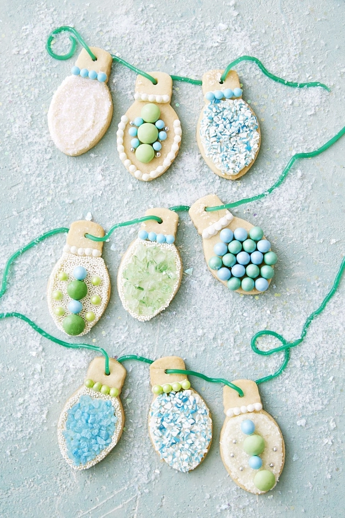 idée comment décorer un bredele alsacien, cookies au beurre avec jolie décoration sucrée en forme de guirlande lumineuse
