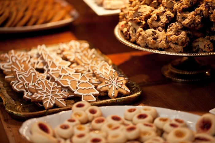 plateau avec cookies au gingembre, idée biscuits en forme flocons de neige et sapin avec décoration en glaçage royal