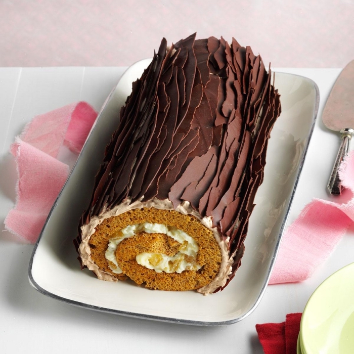 gâteau enroulé pour les fêtes de la fin d'année, recette facile de bûche de noël au pain d'épices recouvert de copeaux de chocolat pour un effet écorce de bois