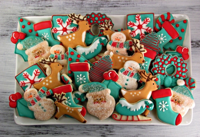 comment décorer bredele de noel, exemple de plateau avec cookies fait maison au gingembre cannelle et miel