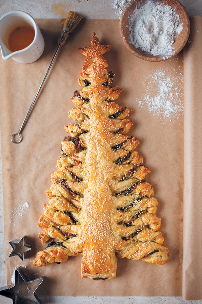 recette repas de noel facile, faire un arbre de Noël salé aux épinards et à la ricotta saupoudrée de graines de sésame