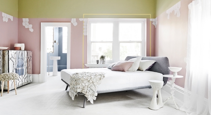 design intérieur moderne, tendance coloris murs dans une chambre à coucher, peinture 2 couleurs vert et rose pastel dans une chambre