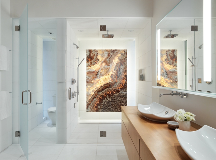 salle de bain blanche, meuble de bain bois, vasques asymétriques, panneau décoratif, ambiance blanche