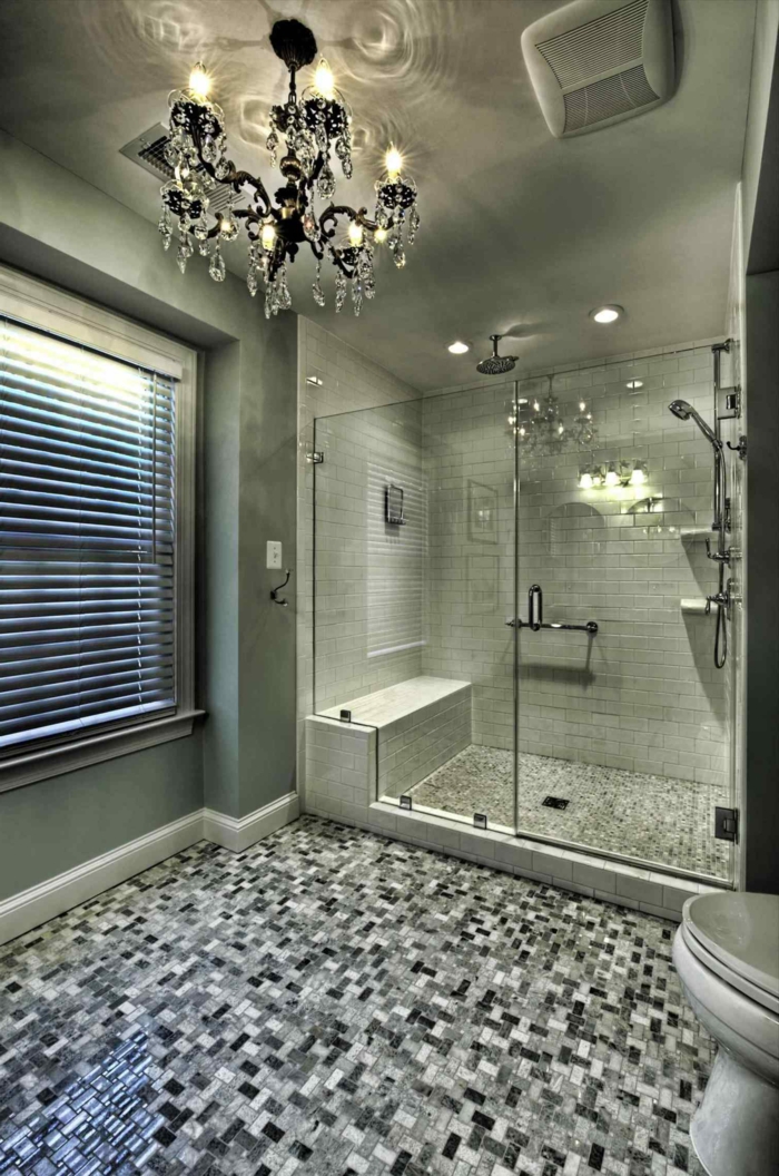 salle de bain italienne en photos, petites tuiles mosaiques au sol, grand plafonnier baroque pampilles, banquette de douche