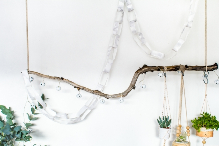 jolie guirlande de noël d'anneaux en papier autocollant effet marbre suspendue à une branche décorative pour une décoration de noël élégant et minimaliste 