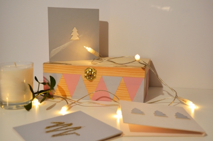 modèle de carte de Noel fait main stylée, exemple de carte de voeux personnalisé en style minimaliste avec petite figurine sapin découpé en papier