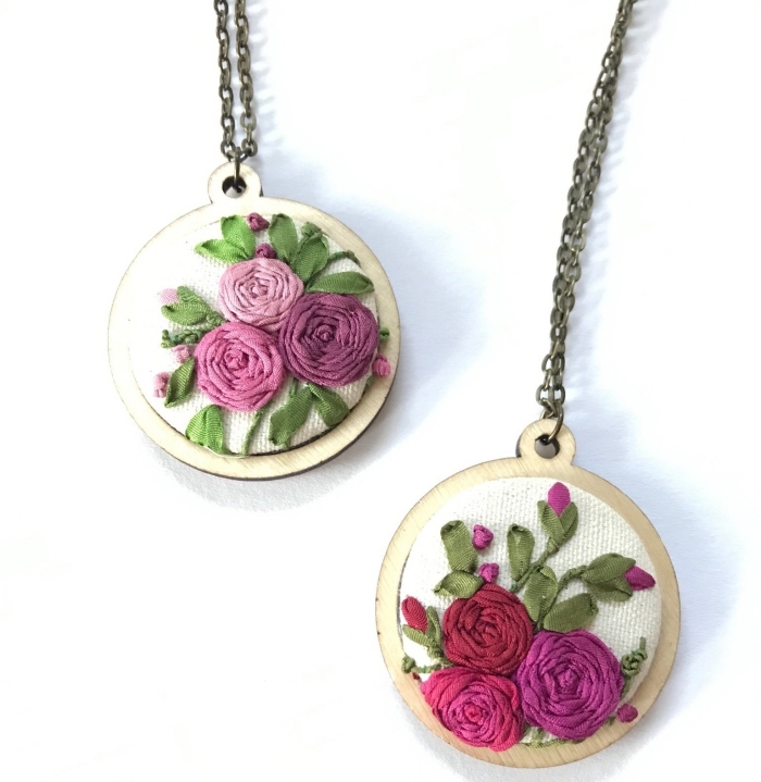 cadeau anniversaire maman, modèle de bijou original pour femme, exemple de collier fait main en bois et fleurs brodées
