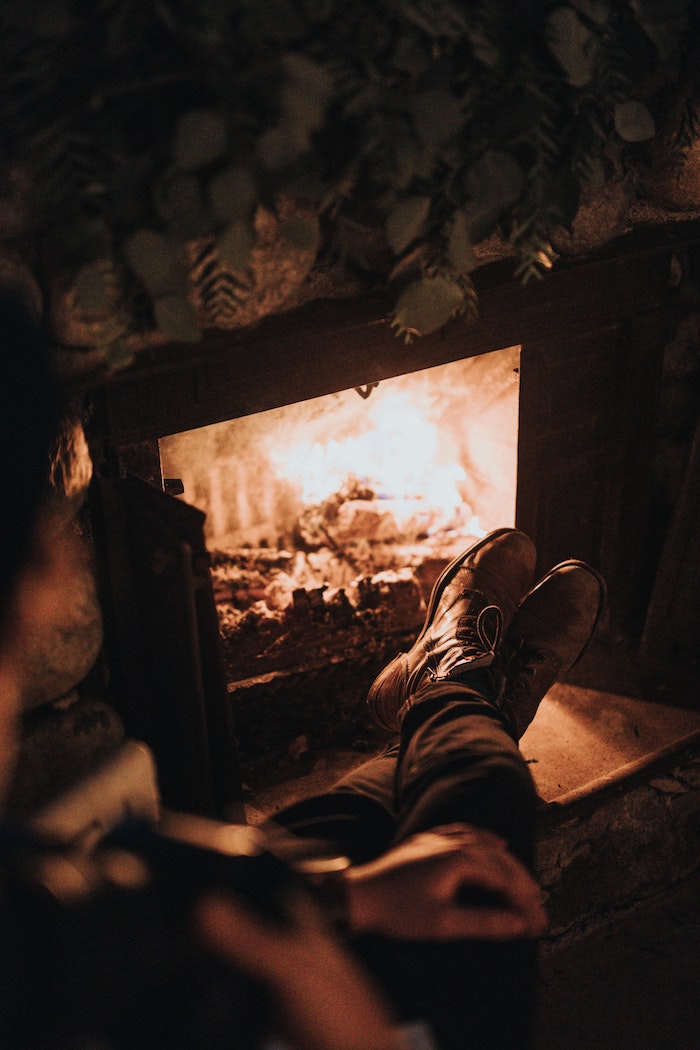 chauffage domestique au bois, choisir une cheminée bois à foyer ouvert pour une déco rustique et ambiance cosy dans le salon, passer des moments cocooning au coin du feu
