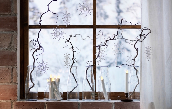 décoration rebord de fenêtre minimaliste scandinave avec des vases en verres, branches fines et des bougies led, idee deco noel a faire soi meme