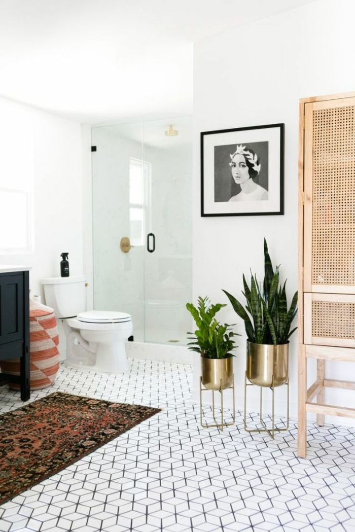 salle de bain zen, sol aux motifs géométriques, pots de fleurs cuivrés, portrait monochrome, paravent, petite cabine de douche 