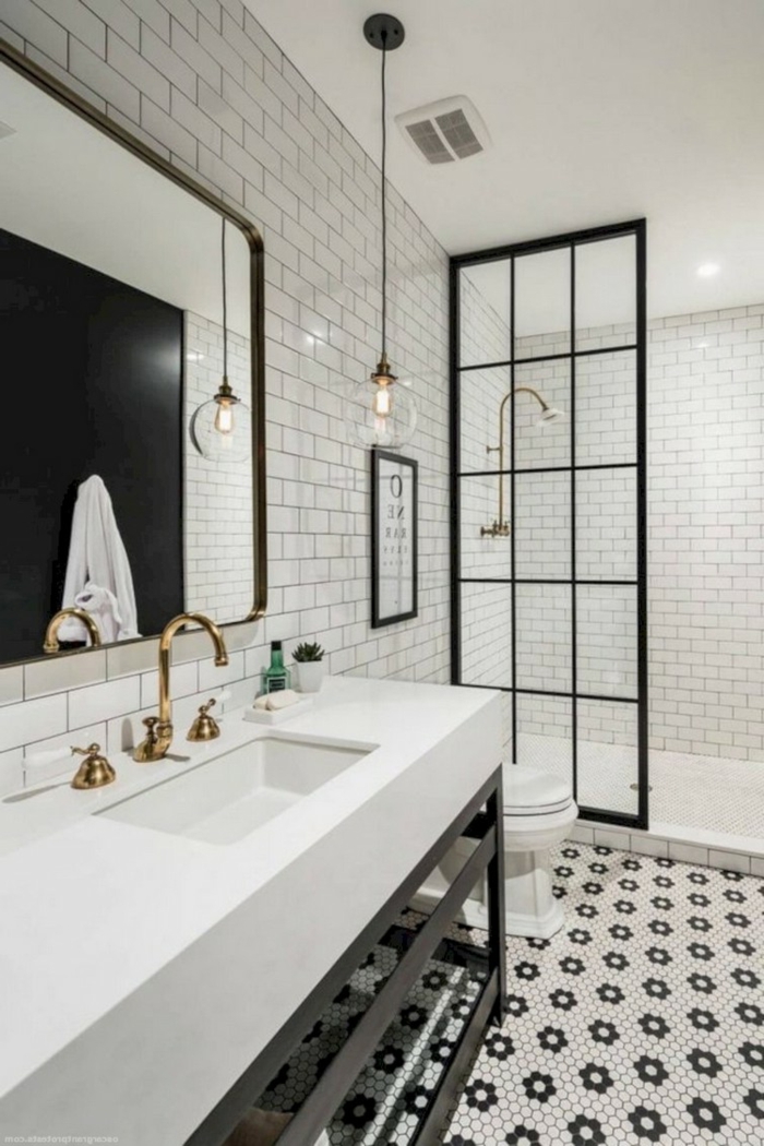 salle de bain noire et blanche, porte atelier, douche à l'italienne, grand lavabo blanc, grand miroir rectangulaire encadré, lampe ampoule