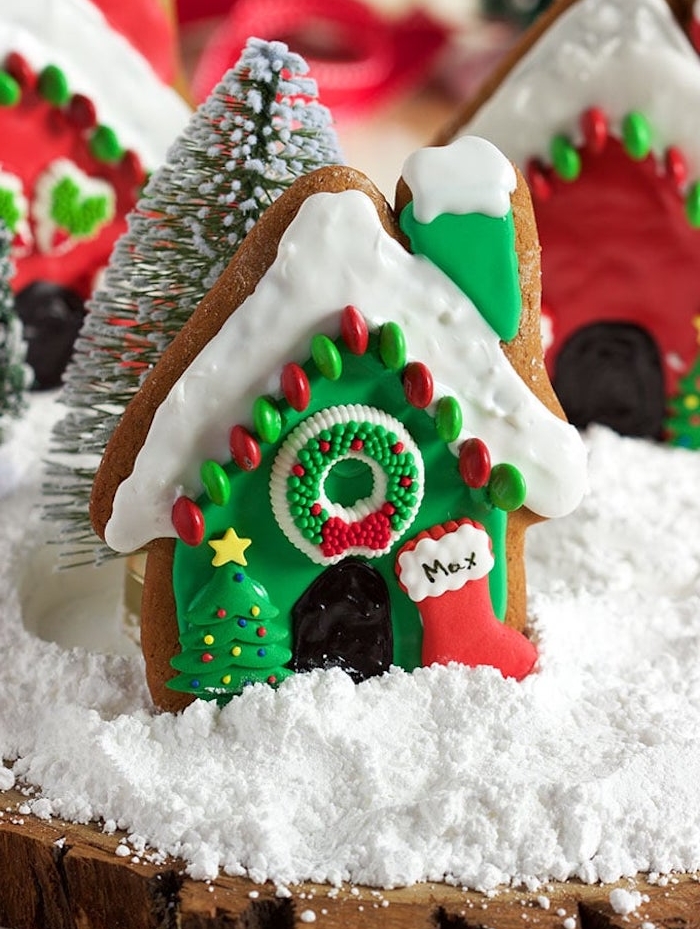 biscuit original façade maisonnette de noel avec decoration glacage coloré motifs de noel et des bonbons mm 