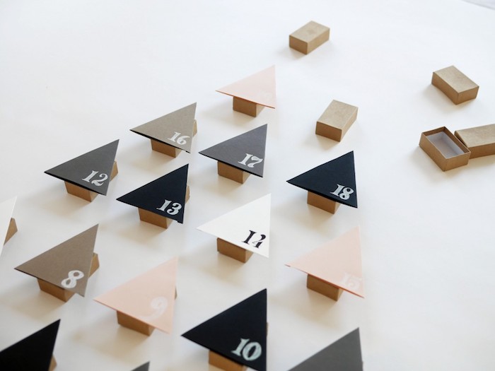 boîte d'allumettes cartonnée avec une face en forme de triangle sapin numérotée à chiffre blanc, calendrier de l avent fait main