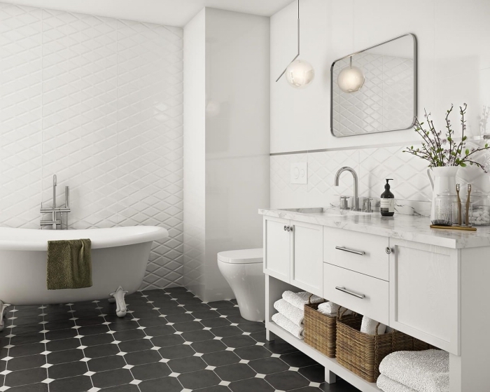 carrelage salle de bain moderne, déco de salle de bain en blanc et noir avec accents en marbre et métal, astuce rangement panier paille