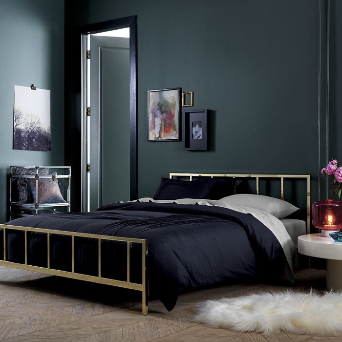 exemple de déco stylée dans une chambre à coucher foncée, peinture vert de gris ou vert foncé pour une chambre moderne