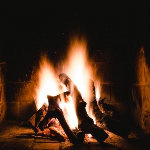 Cocoonez votre intérieur grâce à nos astuces pour choisir une cheminée moderne qui apporte de la chaleur