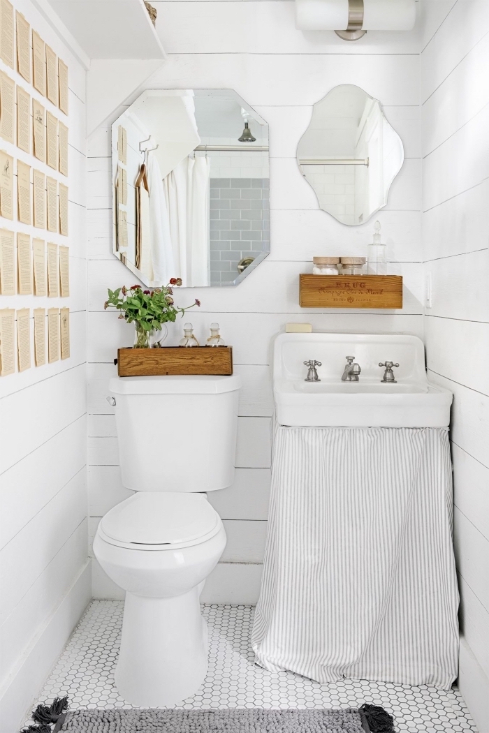 exemple de carrelage salle de bain blanc dans petites toilettes, comment décorer ses toilette avec objets en bois et fleurs
