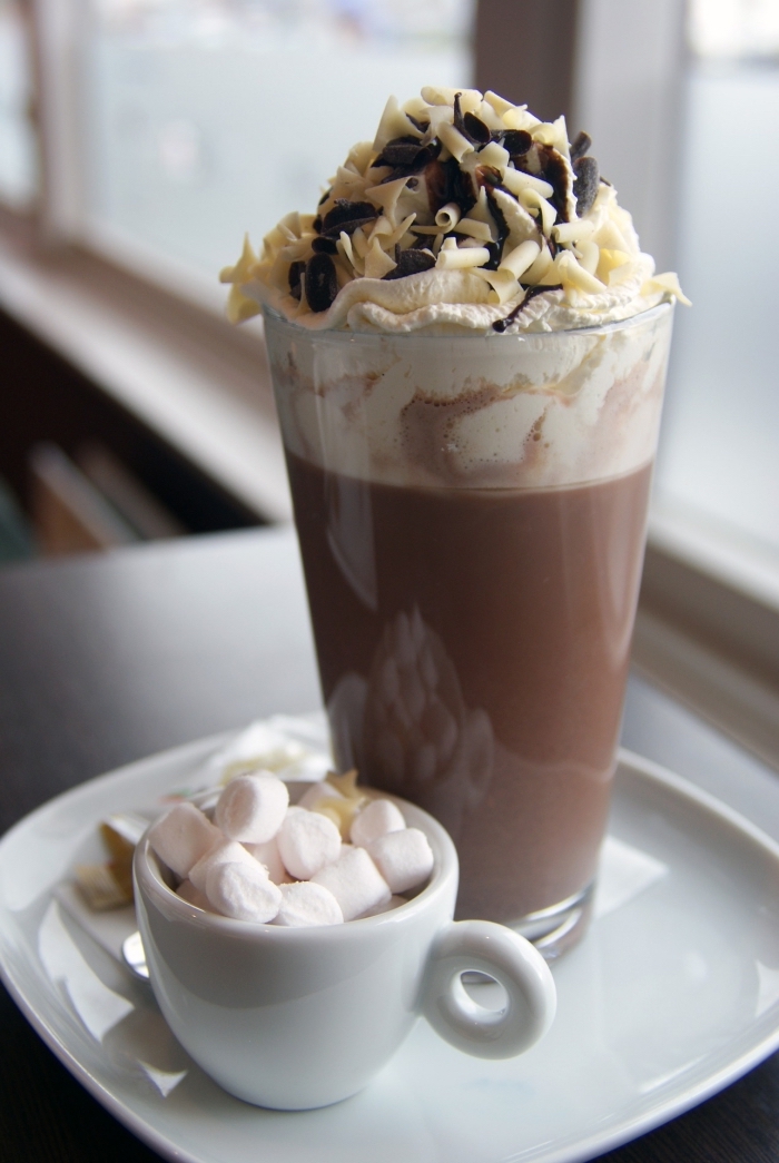 délicieux chocolat liégeois au crème fraîche et amandes, décoration chocolat fondu, petit mug rempli de guimauves