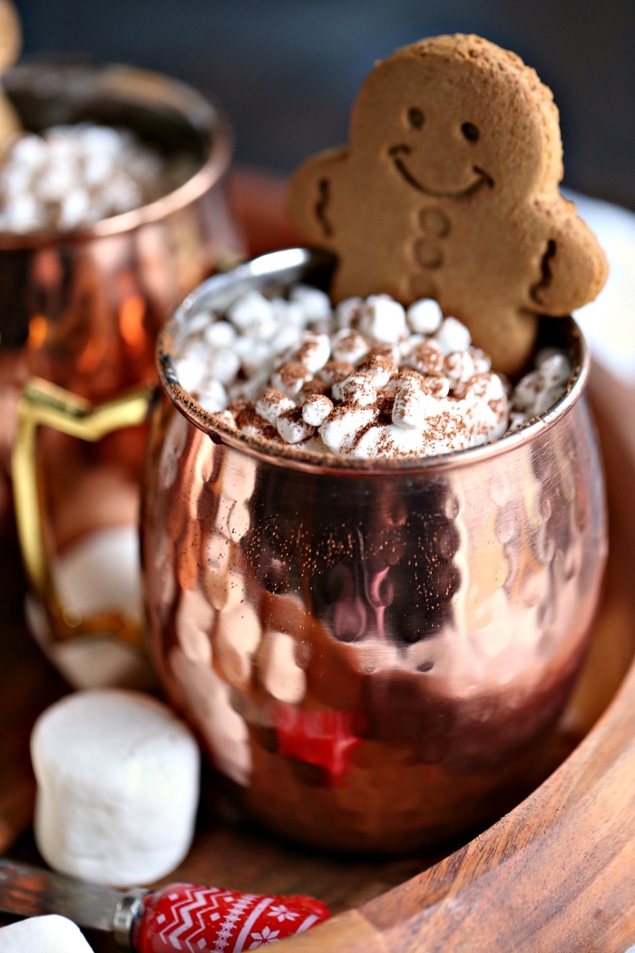 exemple de chocolat chaud gourmand servi dans mug cuivré à design en relief, comment garnir un chocolat fondu
