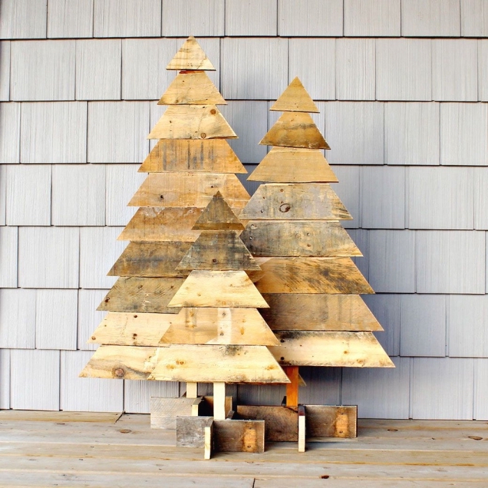 sapin de noel en bois rustique en trois tailles différentes réalisé aves des planches de bois, décor rustique et naturel pour la fête de noël