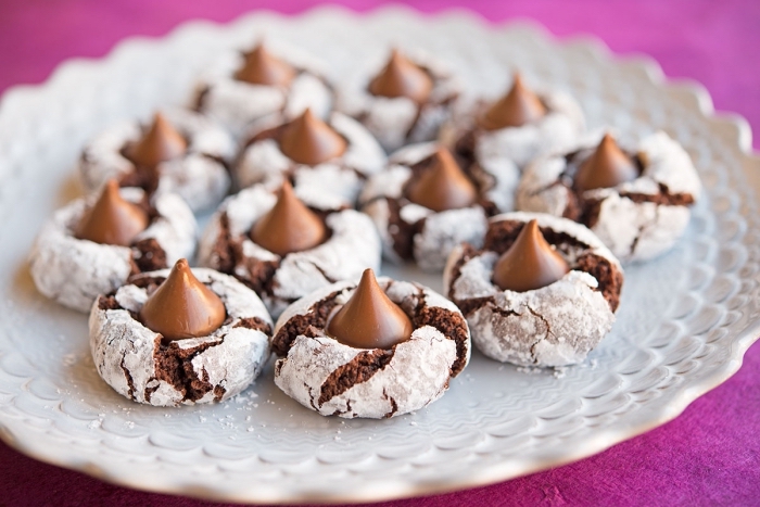 recette gateau de noel au chocolat, exemple de petites fleurs d'arachide au chocolat avec sucre glace et amande