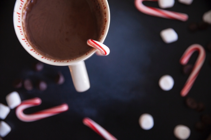 chocolat chaud romantique pour noel, exemple comment servir une boisson chaude, modèle mug blanc avec lettres rouges