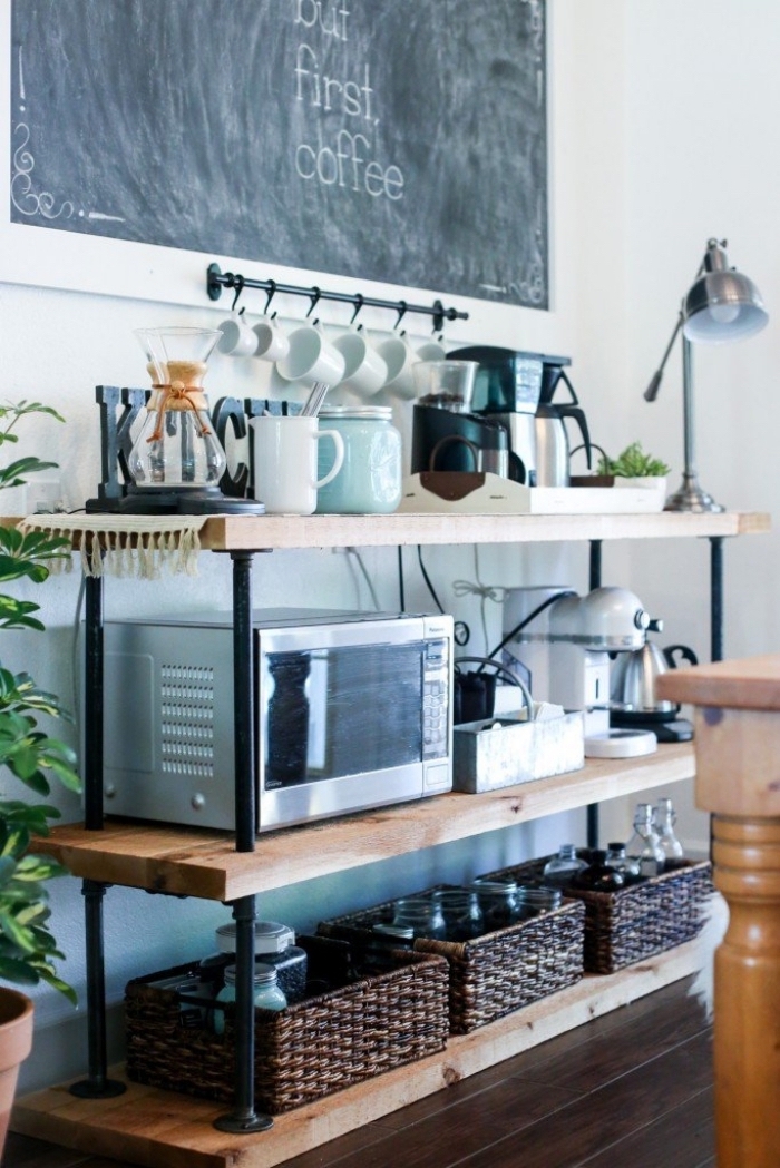 aménager un coin café de style industriel avec une étagère en bois et tuyaux en métal sur laquelle on a rangé des paniers, des petits appareils électroménagers et un porte-tasses à café